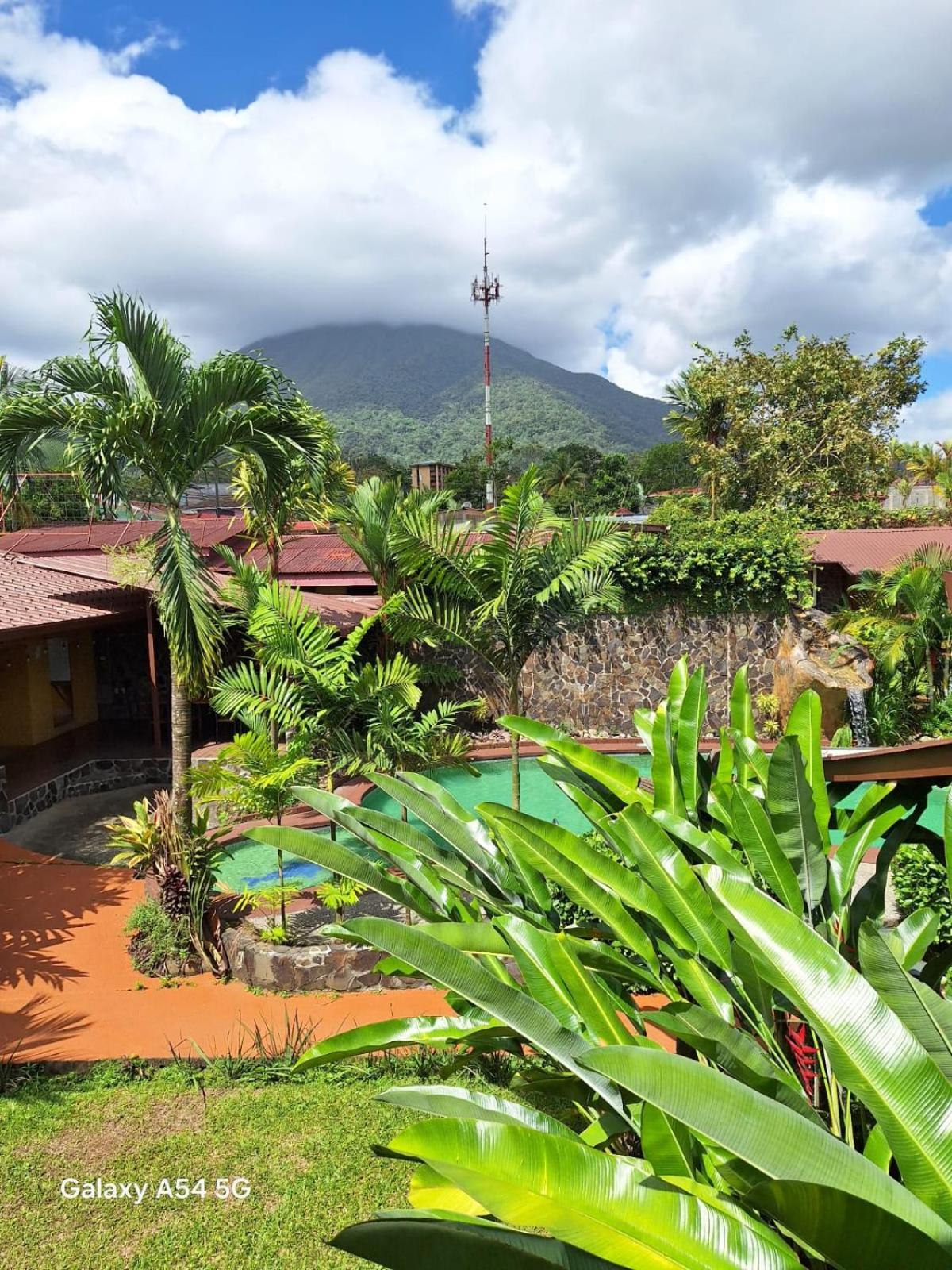 Hotel Iris Arenal La Fortuna Esterno foto