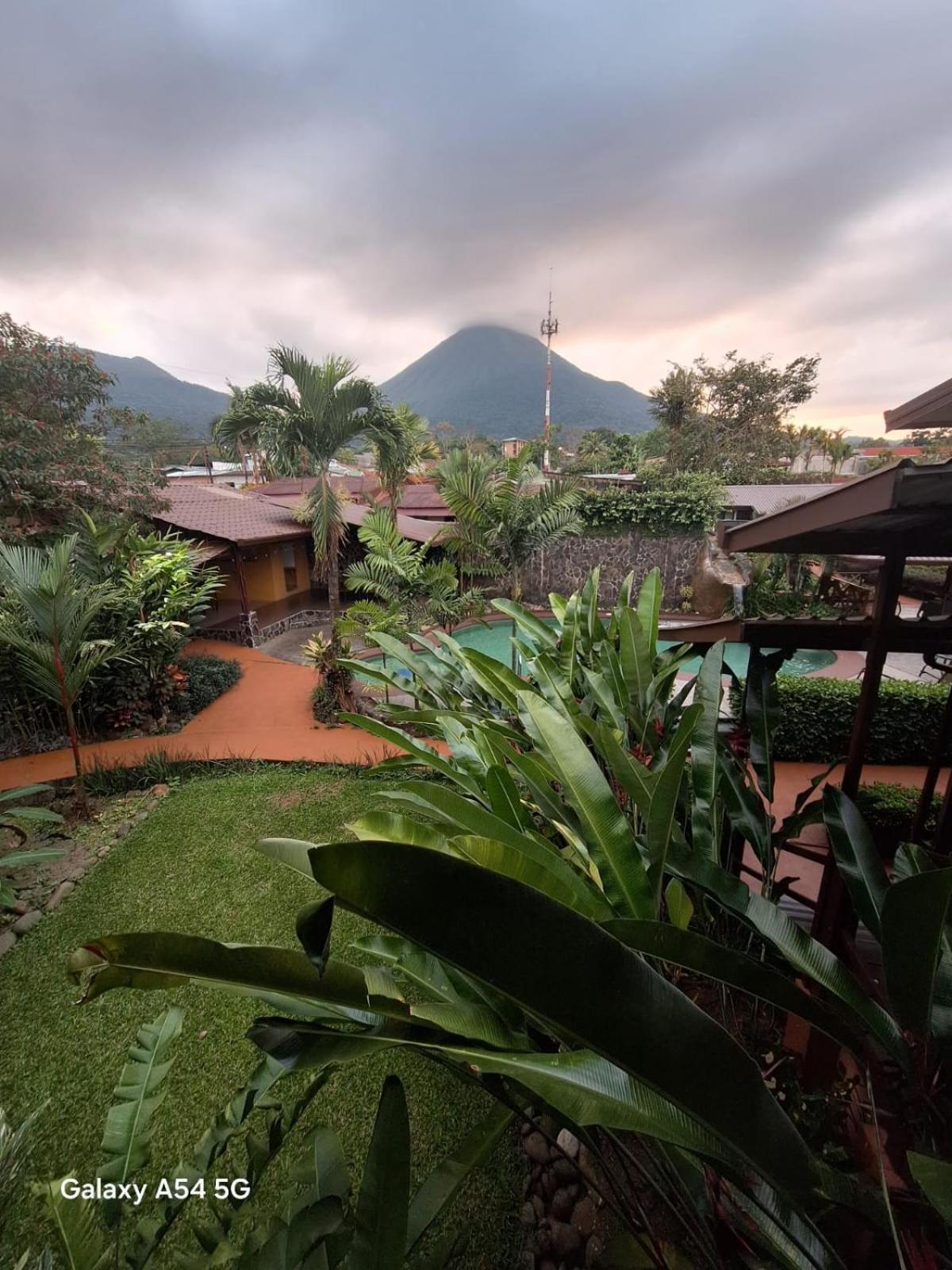 Hotel Iris Arenal La Fortuna Esterno foto