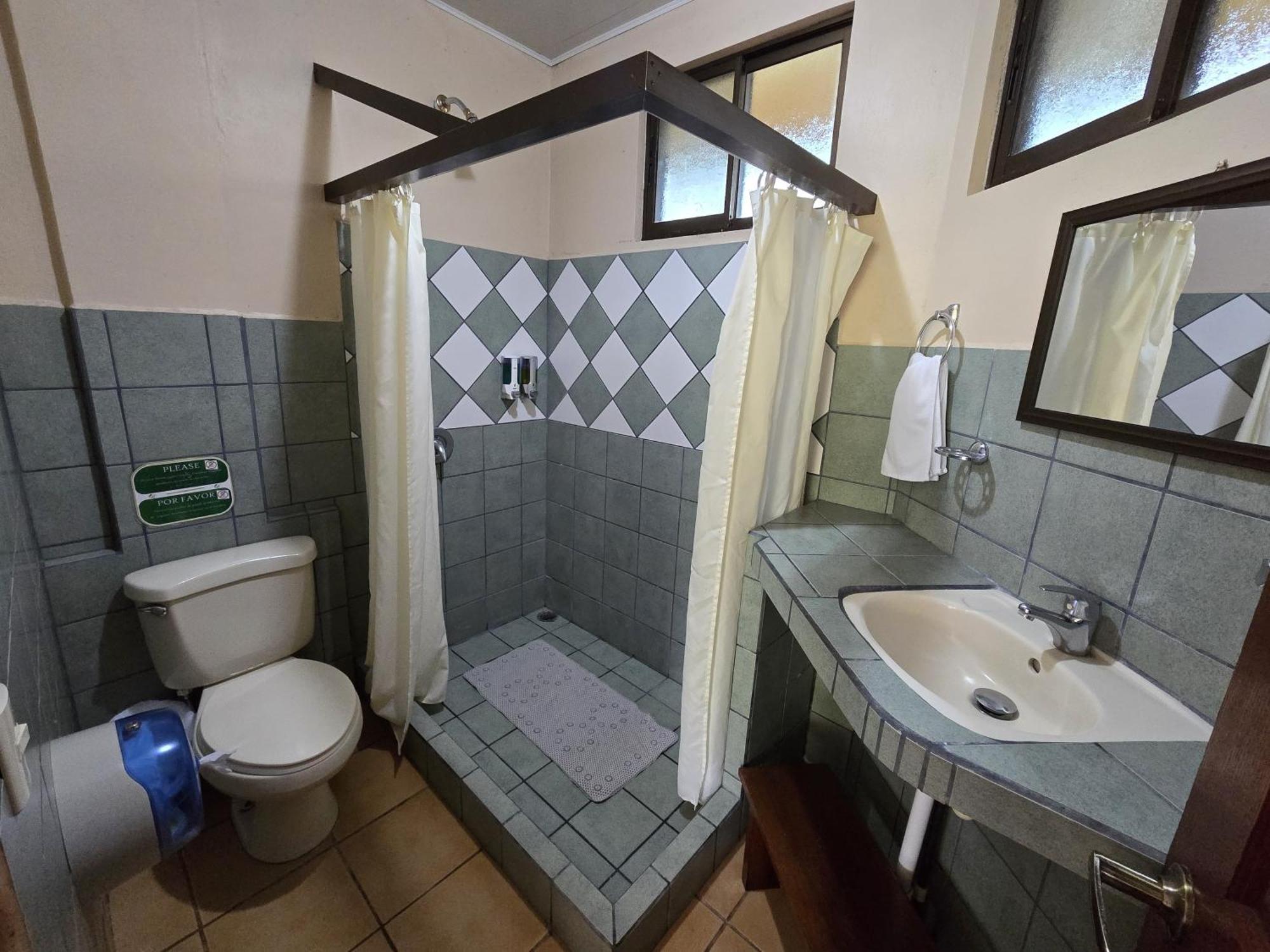 Hotel Iris Arenal La Fortuna Esterno foto