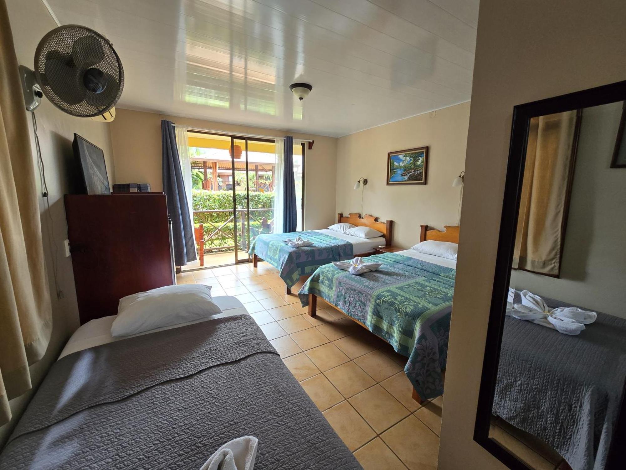 Hotel Iris Arenal La Fortuna Esterno foto
